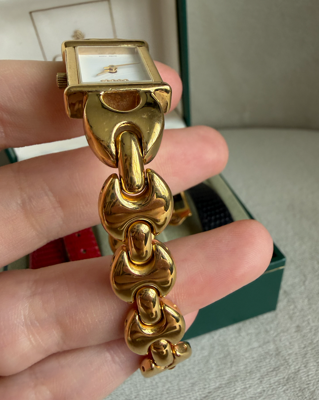 Gucci Change Band Watch 1800L Series