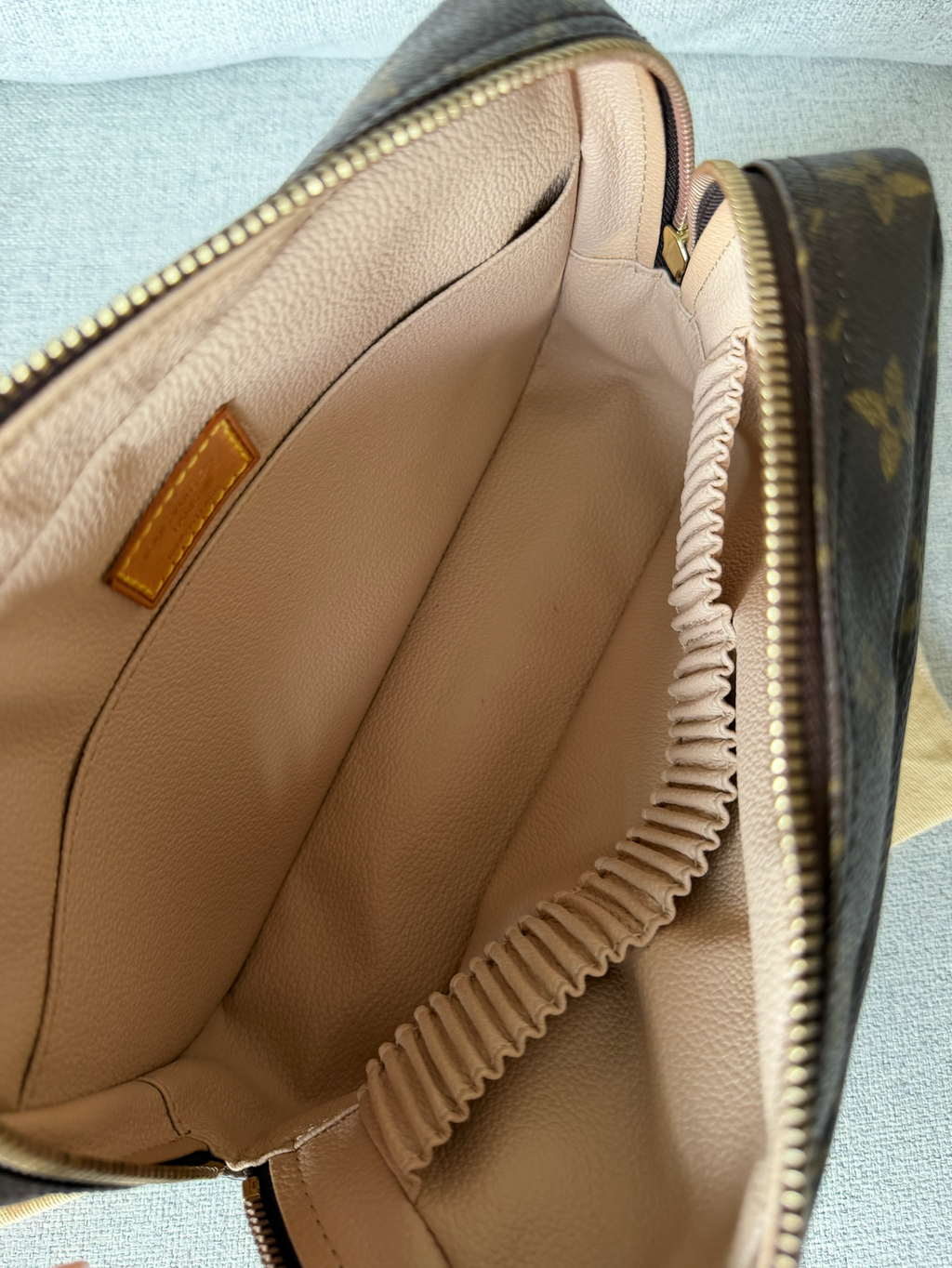 Louis Vuitton Trousse 23